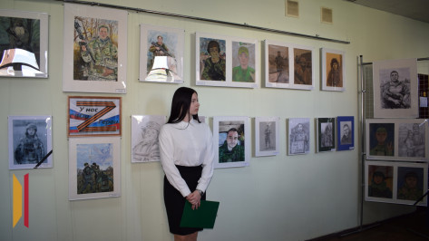 В Борисоглебске открылась выставка рисунков «У нас СВОи герои»