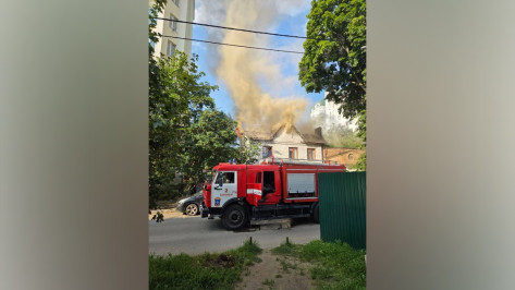 Частный дом загорелся в Ленинском районе Воронежа утром 8 июля