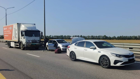 В Воронежской области грузовик въехал в две легковушки: пострадали трое пассажиров