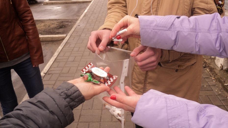 Богучарцы обменяли сигареты на конфеты в День борьбы с туберкулезом