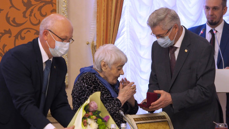 В Воронеже 92-летний координатор патриотической акции получила именные часы от губернатора