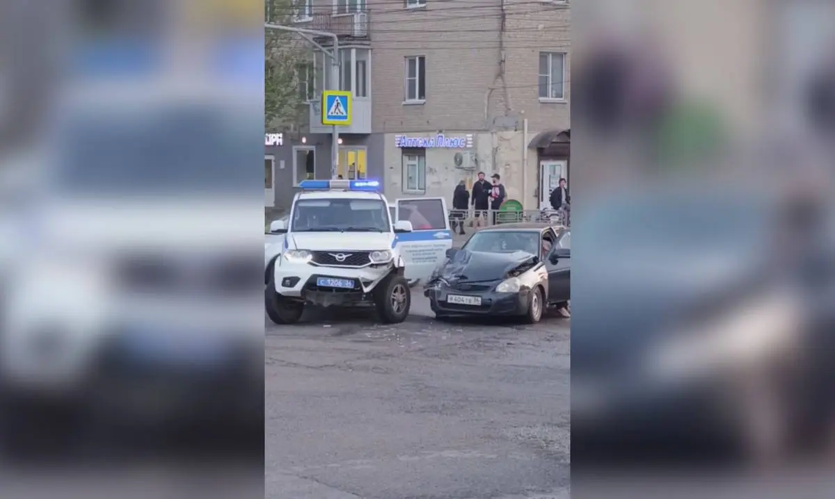 Полицейский автомобиль с включенными мигалками попал в аварию на улице 9  Января в Воронеже