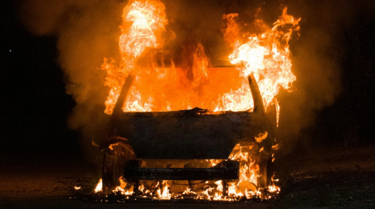 В Советском районе Воронежа на видео попал полыхающий автомобиль