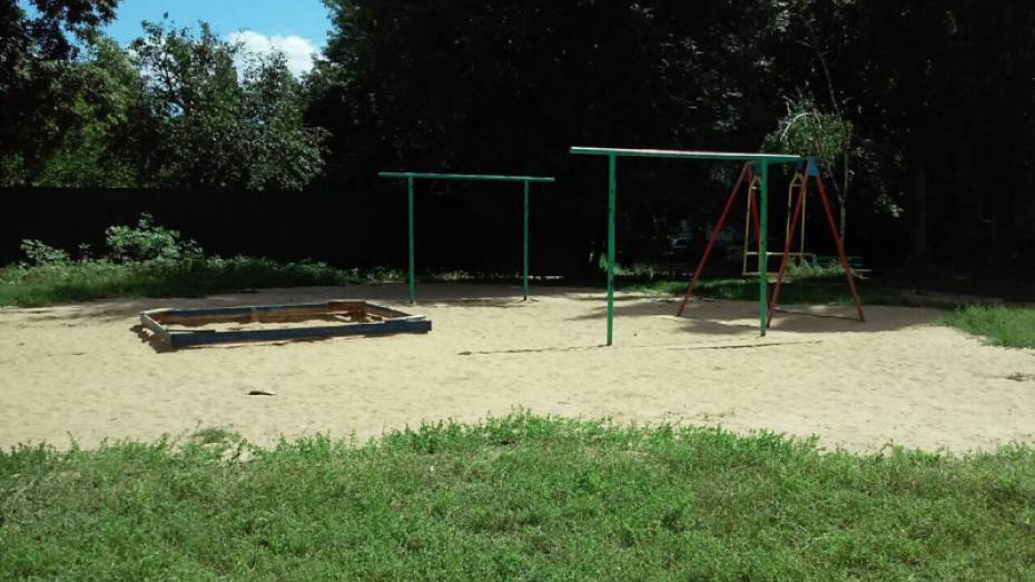 В Грибановском районе нашли нарушения на 2 детских площадках