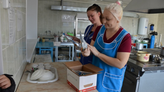 Многодетные семьи Верхнемамонского района получили благотворительную помощь от Россошанской и Острогожской епархии