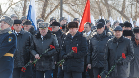 Врио губернатора Воронежской области возложил цветы к могиле Неизвестного солдата