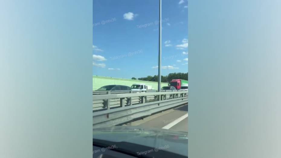Причиной 10-километровой пробки под Воронежем стало столкновение 8 автомобилей