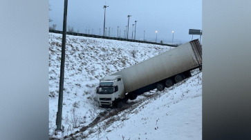 Появились подробности ДТП с вылетевшей в кювет фурой под Воронежем: пострадала 20-летняя девушка