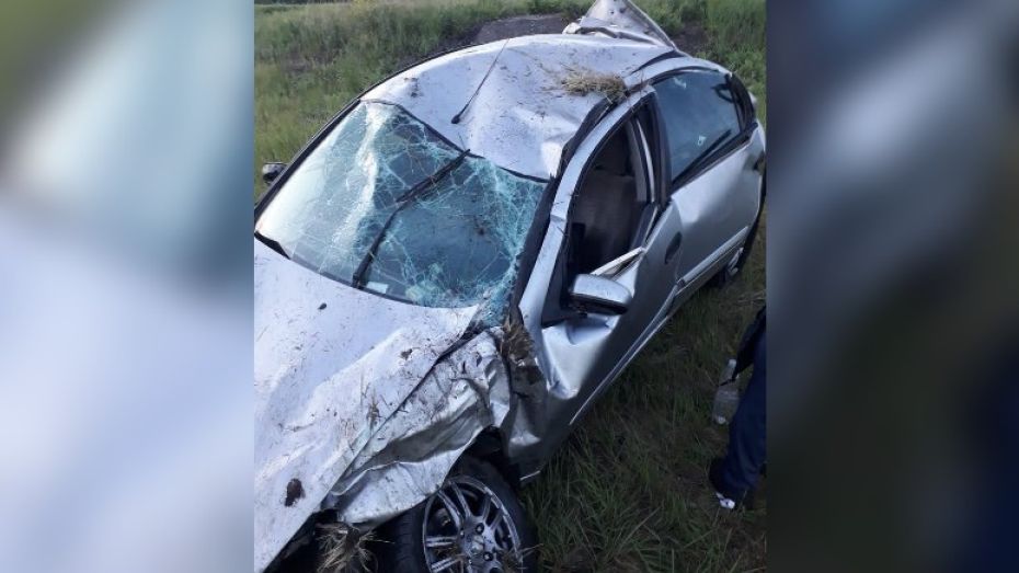 Водитель скончался в больнице после опрокидывания Nissan в Воронежской области