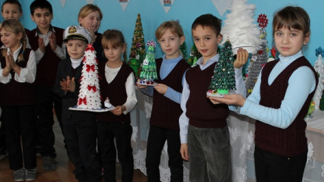 В таловской школе создали коллекцию новогодних елок