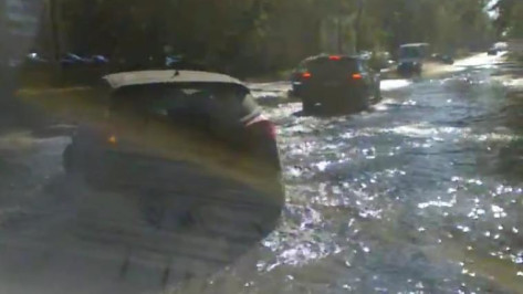 Воронежскую улицу Беговую затопил поврежденный водопровод