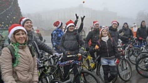 В Воронеже велосипедисты стали Дедами Морозами и устроили «снежную битву» мандаринами 