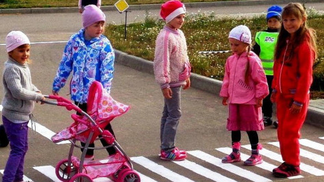 В семилукской сельской	 школе появилась спецплощадка для изучения Правил дорожного движения