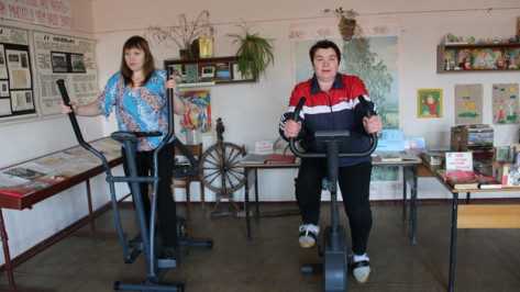 В сельской библиотеке Каменского района установили спортивные тренажеры