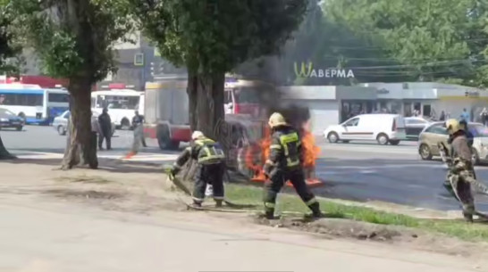 Тушение загоревшегося автомобиля на улице Остужева в Воронеже сняли на видео