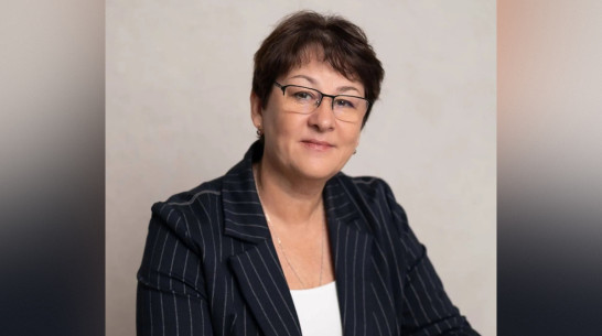 Губернатор Александр Гусев поздравил с юбилеем директора МФЦ Воронежской области Майю Богдалову