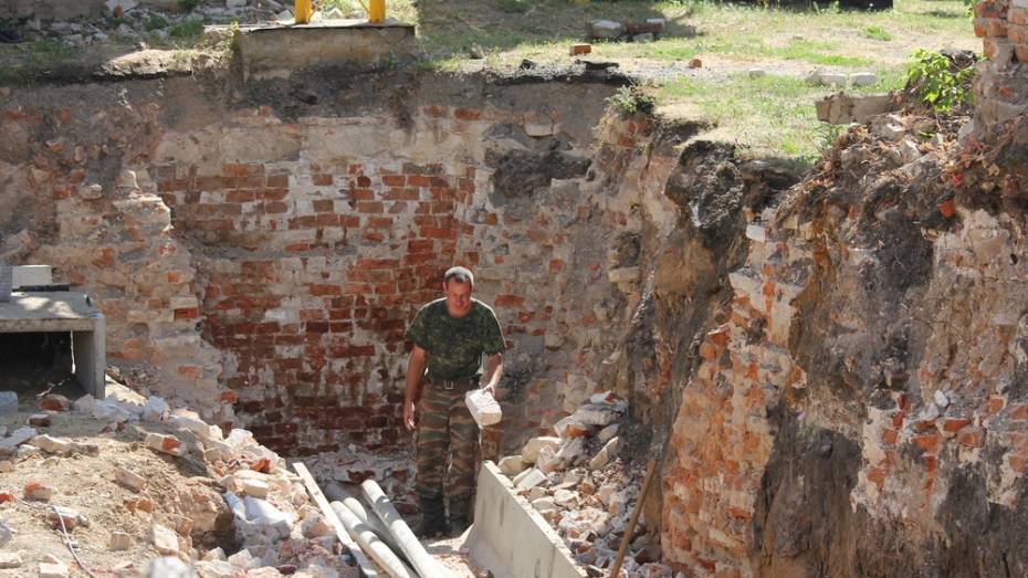 В Воронежской области строители обнаружили фундамент и дымоход старинного храма