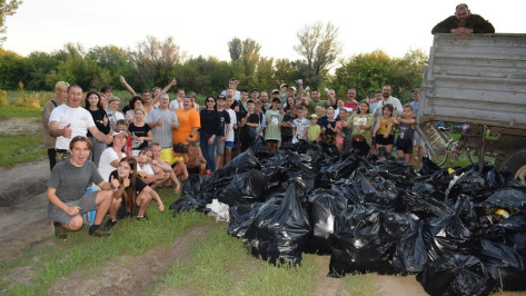 Россошанцы собрали 105 мешков мусора на берегу реки Черная Калитва