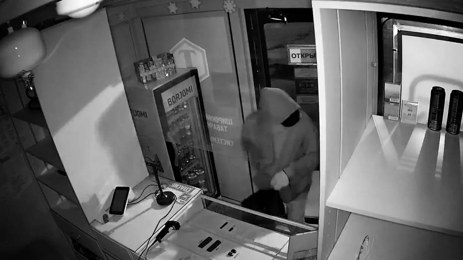 В Воронеже 54-летний местный житель ограбил табачный павильон: видео