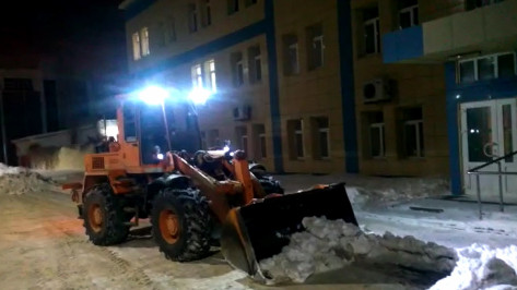 Ночью на уборку снега в Воронеже вывели 190 машин