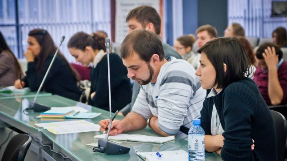 Первые лица Воронежской области поздравили студентов