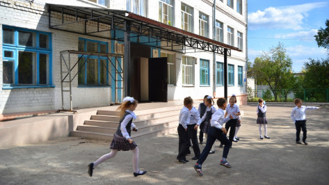 В семилукской школе установили пандус для детей с ограниченными возможностями