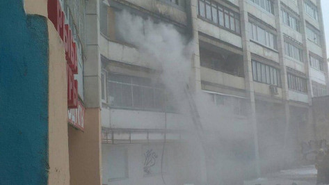 Воронежские пожарные спасли 5 человек из горящего дома на улице Олеко Дундича