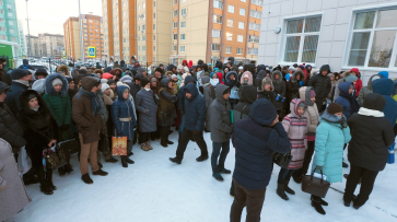Воронежские семьи дождались начала приема заявлений в школе №102 после 2 суток на морозе