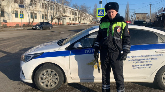 В Воронежской области инспекторы ДПС спасли пенсионерку, которой стало плохо на улице