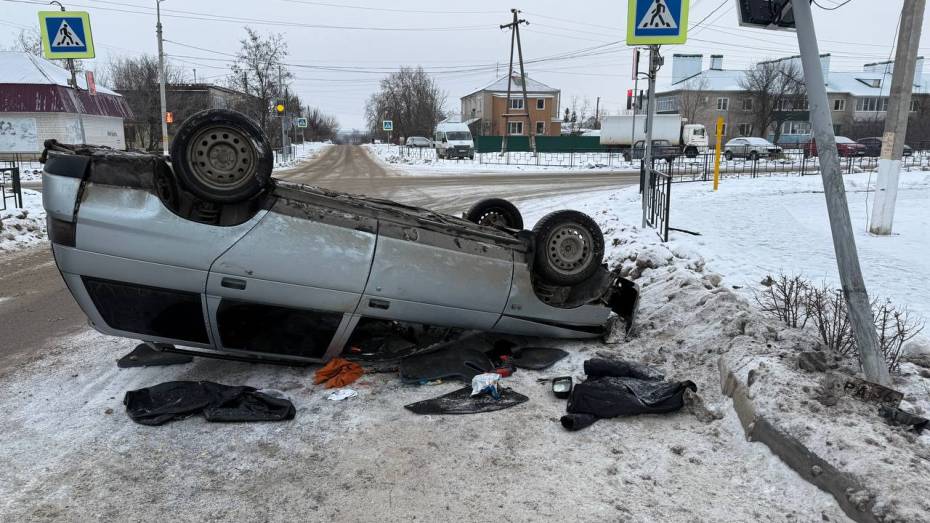 В Павловске Воронежской области ВАЗ врезался в опору светофора и перевернулся