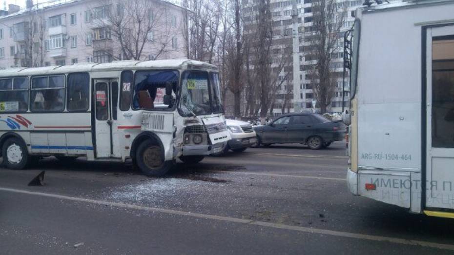 В Воронеже столкнулись пассажирский автобус №16в и троллейбус