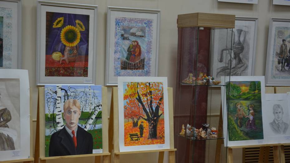 Выставка выпускников детской художественной школы открылась в Острогожске