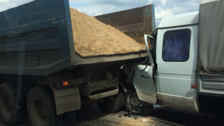 «Газель» врезалась в самосвал с песком на воронежском Северном мосту