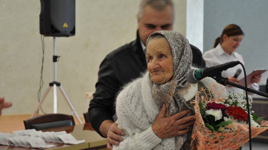 В Павловском районе 80-летняя жительница впервые получила паспорт РФ