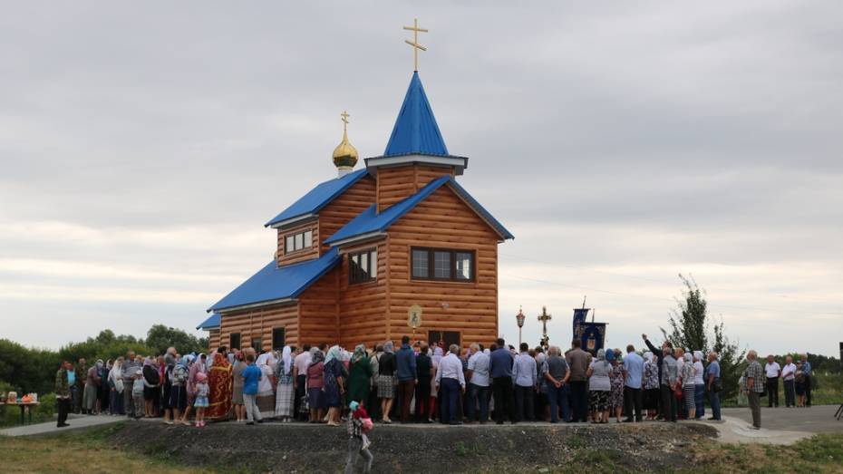 В панинском селе Красные Холмы освятили новый храм