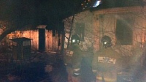 В Воронеже на пожаре в частном доме погибли три человека 