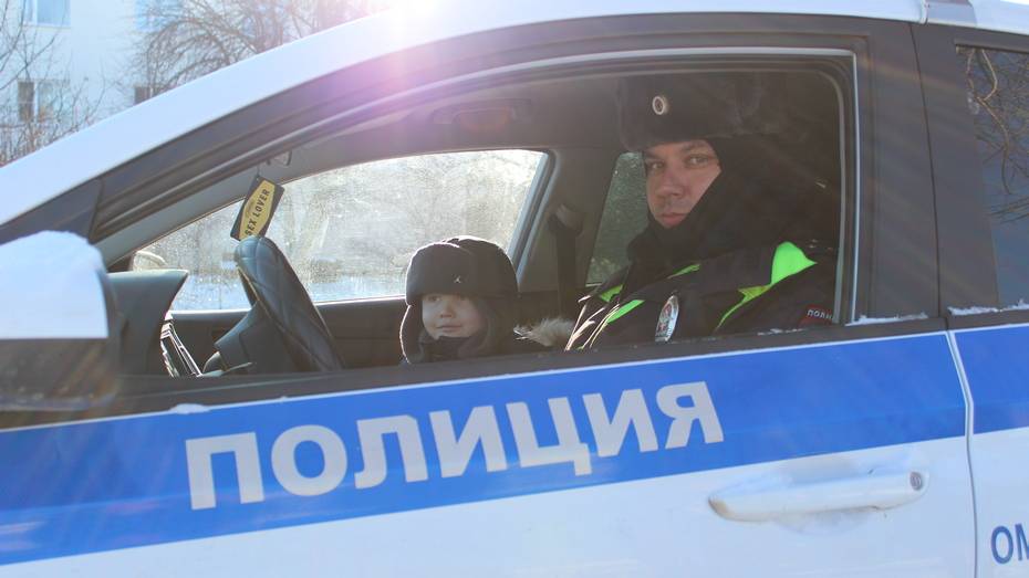 Верхнемамонский первоклассник побывал на экскурсии в районном отделе полиции