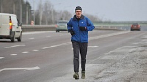 Известный марафонец Дмитрий Ерохин, бегущий из Москвы в Сочи, добрался до Воронежа