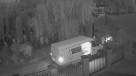 На видео попали срезавшие замок с ворот кладбища воронежцы