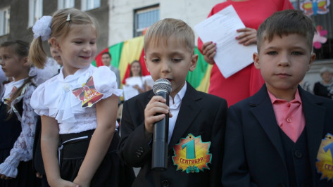 Школьники из Луганской области пошли в школу с воронежскими ранцами и тетрадями