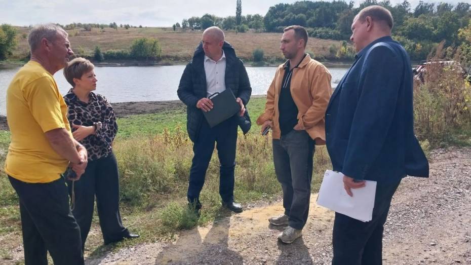 В россошанском поселке Копенкина продолжают обустраивать территорию у пруда в Байрачной дубраве