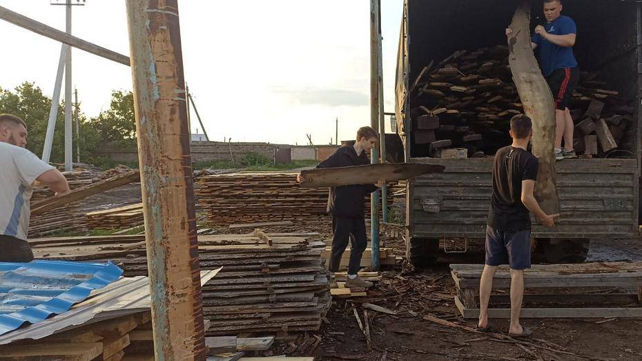 Острогожские волонтеры отправили в зону СВО древесину и стройматериалы