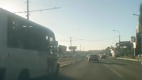 Грубое нарушение ПДД водителем воронежской маршрутки попало на видео