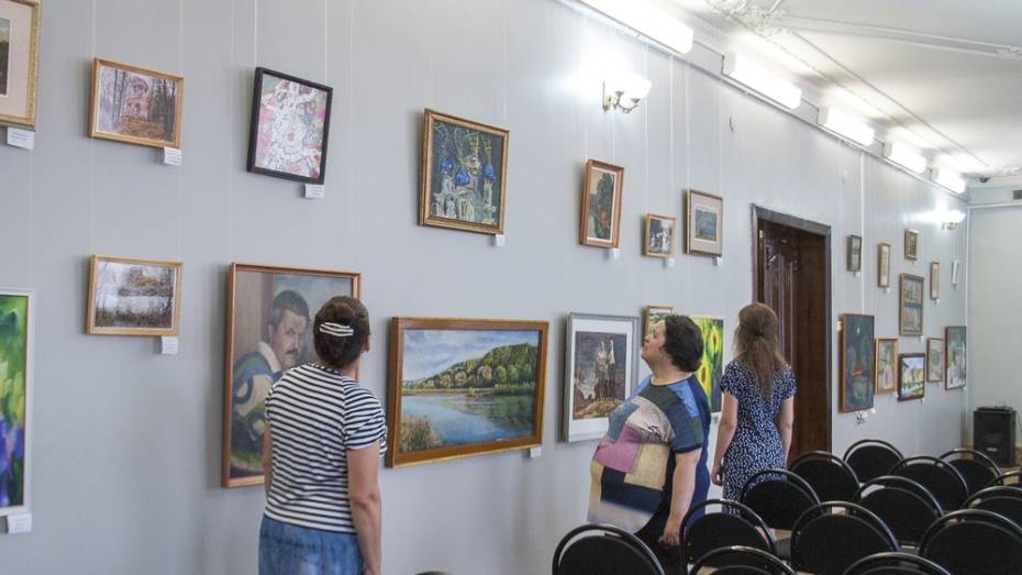 Лискинцев пригласили на выставку картин местных художников