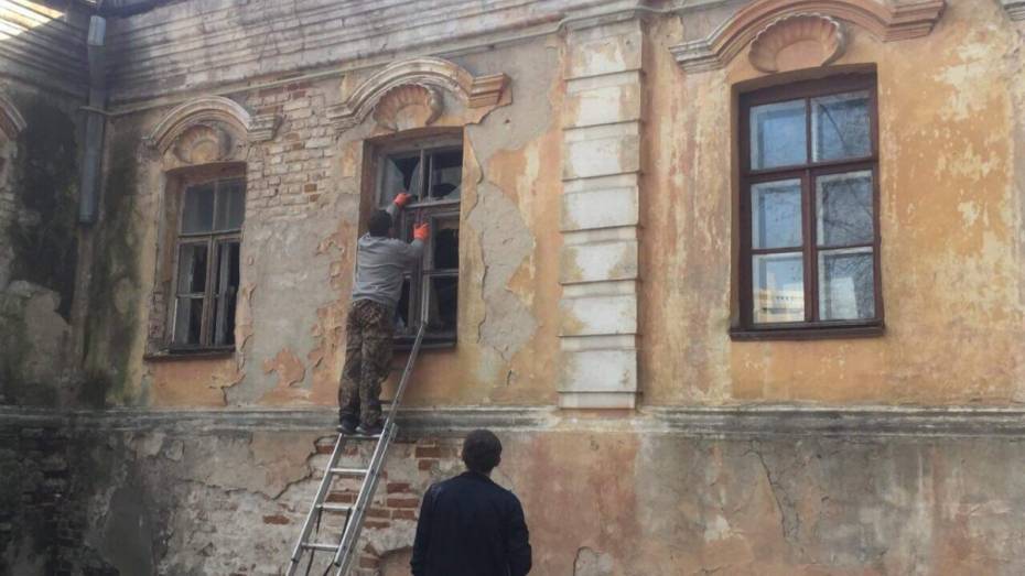 В самом старом здании Воронежа заколотили окна и двери