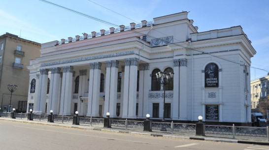 Актеры Воронежского драмтеатра посадят вишневый сад в центре города