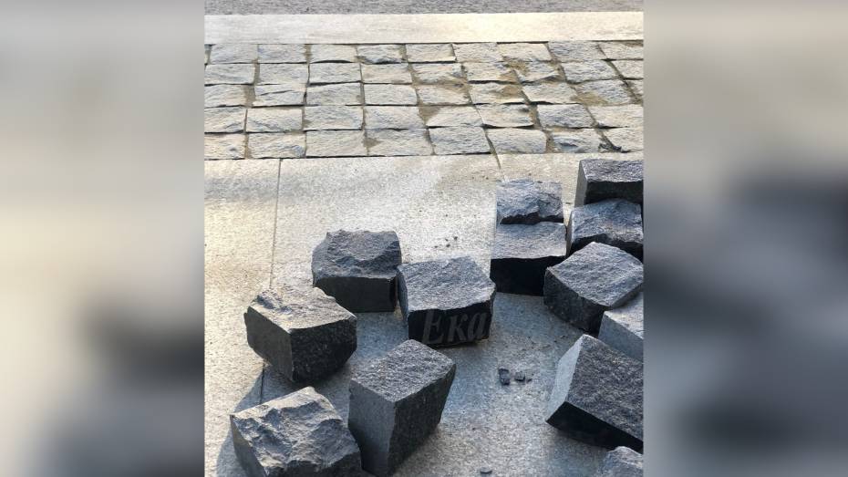 На проспекте Революции в Воронеже при укладке новой брусчатки обнаружили фрагменты могильных плит