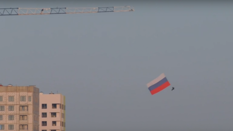 В Воронеже экстремал совершил прыжок с 7-метровым флагом России 