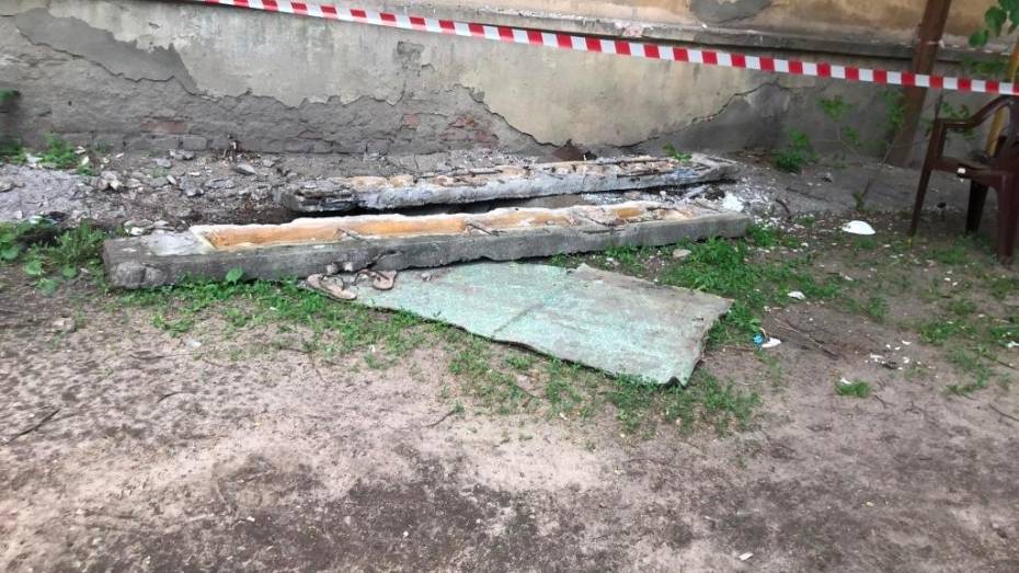 Прокуратура выяснила причину обрушения балкона вместе с женщиной в Воронеже