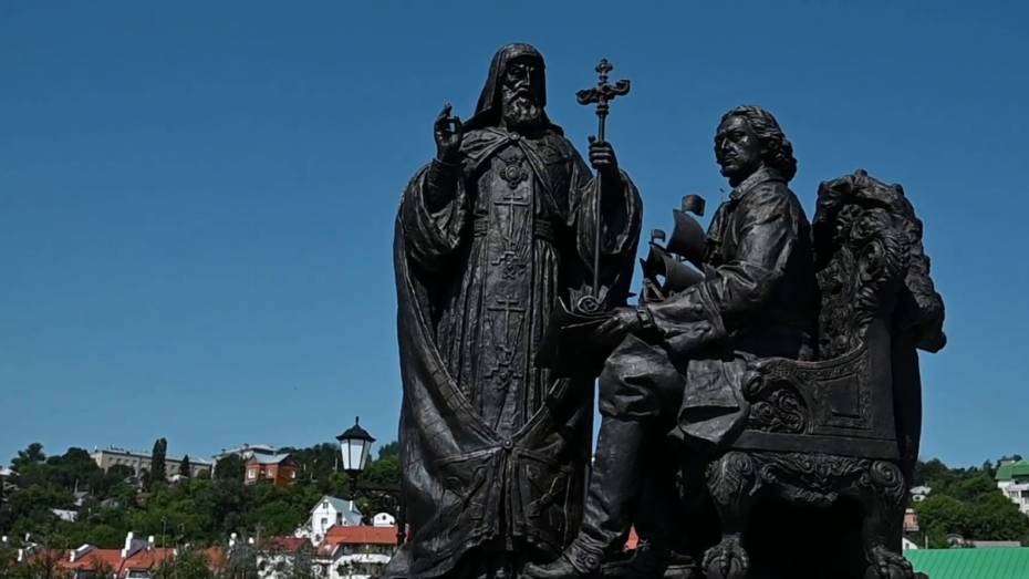 На Адмиралтейской площади Воронежа установили памятник святителю Митрофану